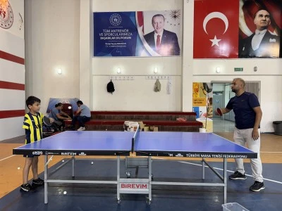 Sağ kolunu kaybeden &ccedil;ocuk masa tenisinde kendisini geliştiriyor