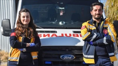 Sağlık &ccedil;alışanı &ccedil;ift, hastaların imdadına yetişiyor