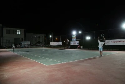 Sağlık &ccedil;alışanları i&ccedil;in organize edilen tenis turnuvası sona erdi