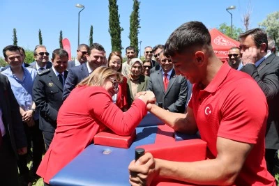 Şahin, sporcuyla bilek g&uuml;reşi yaptı