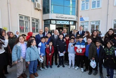 Şahinbey Belediyesinden s&ouml;mestir tatilinde &ouml;ğrencilere kitap ve top hediyesi