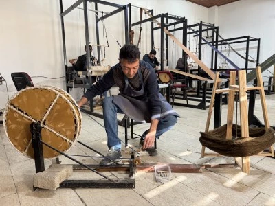 Şal şepik kumaş usta ellerde yeni tasarımlara d&ouml;n&uuml;şt&uuml;