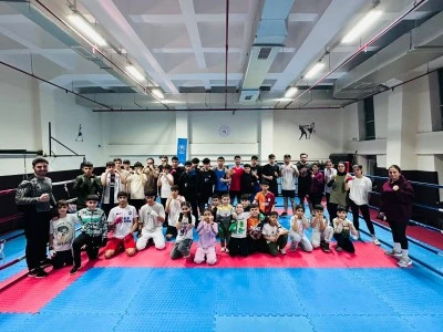Salon, 140 boks&ccedil;unun yumruklarıyla sallıyor