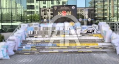 Saman &ccedil;uvallarının arasına gizlenmiş 75 bin paket ka&ccedil;ak sigara ele ge&ccedil;irildi