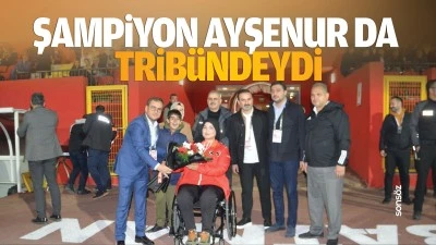 Şampiyon Ayşenur da trib&uuml;ndeydi