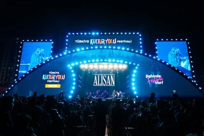 Sanat&ccedil;ı Alişan Mardin K&uuml;lt&uuml;r Yolu Festivali'nde konser verdi