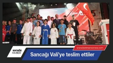 Sancağı Vali&rsquo;ye teslim ettiler