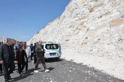 Şanlıurfa B&uuml;y&uuml;kşehir Belediye Başkanı G&uuml;lpınar, Birecik'te y&uuml;r&uuml;t&uuml;len &ccedil;alışmaları inceledi