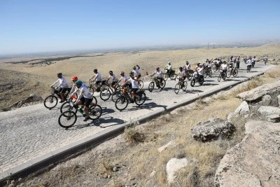 Şanlıurfa'da 160 bisiklet tutkunu G&ouml;beklitepe'ye pedal &ccedil;evirdi