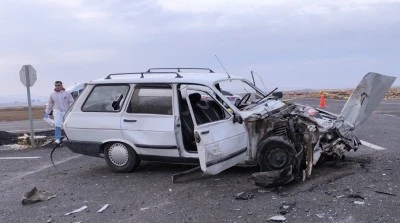 Şanlıurfa'da 2 otomobilin &ccedil;arpıştığı kazada 1 kişi &ouml;ld&uuml;, 3 kişi yaralandı