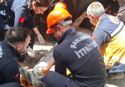 Şanlıurfa'da balkon korkuluklarına asılı kalan iş&ccedil;iyi itfaiye kurtardı