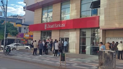 Şanlıurfa'da banka m&uuml;d&uuml;r&uuml;ne bı&ccedil;ak &ccedil;ekerek para &ccedil;almaya &ccedil;alışan kişi yakalandı