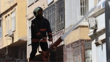 Şanlıurfa'da bankanın &ccedil;atı katında yangın