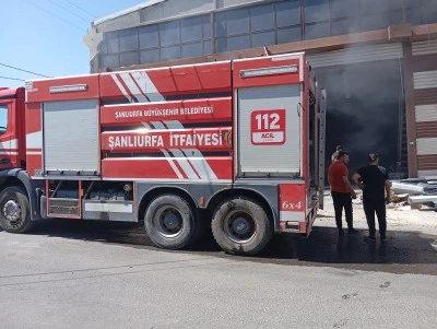 Şanlıurfa'da boya fabrikasında &ccedil;ıkan yangın s&ouml;nd&uuml;r&uuml;ld&uuml;