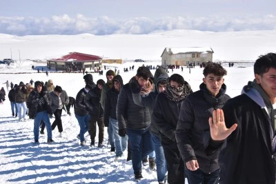 Şanlıurfa'da dereceye giren &ouml;ğrenciler Karacadağ'a g&ouml;t&uuml;r&uuml;ld&uuml;
