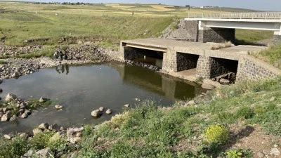 Şanlıurfa'da dereye giren &ccedil;ocuk boğulma tehlikesi ge&ccedil;irdi
