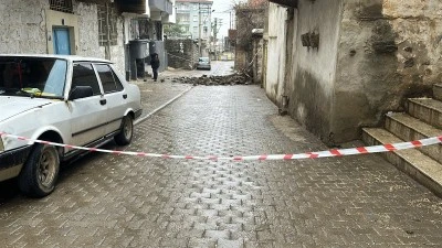 Şanlıurfa'da evin duvarının &ccedil;&ouml;kmesi g&uuml;venlik kamerasında