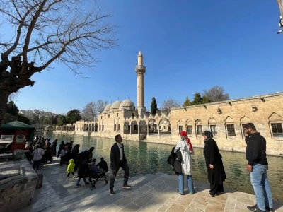 Şanlıurfa'da g&uuml;neşli havayı fırsat bilenler Balıklıg&ouml;l'de vakit ge&ccedil;irdi