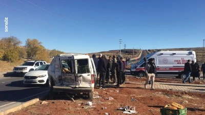 Şanlıurfa'da hafif ticari ara&ccedil;la tırın &ccedil;arpıştığı kazada 3 kişi yaralandı
