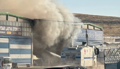 Şanlıurfa'da hırdavat&ccedil;ıda &ccedil;ıkan yangın TOMA desteğiyle s&ouml;nd&uuml;r&uuml;ld&uuml;