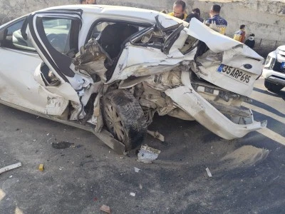 Şanlıurfa'da iki otomobilin &ccedil;arpıştığı kazada 1'i ağır 10 kişi yaralandı