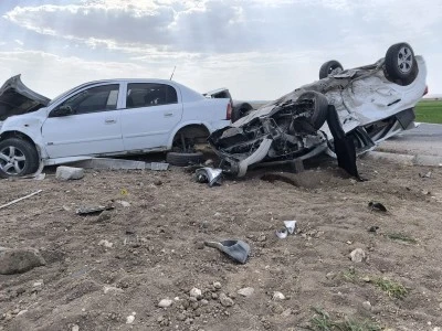 Şanlıurfa'da iki otomobilin &ccedil;arpıştığı kazada 4 kişi yaralandı