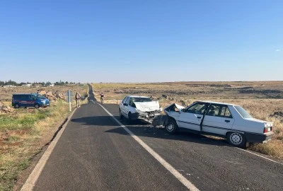 Şanlıurfa'da iki otomobilin &ccedil;arpıştığı kazada 7 kişi yaralandı
