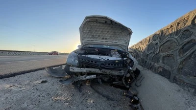 Şanlıurfa'da istinat duvarına &ccedil;arpan otomobildeki 4 kişi yaralandı