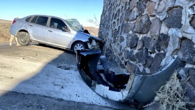 Şanlıurfa'da istinat duvarına &ccedil;arpan otomobilin s&uuml;r&uuml;c&uuml;s&uuml; &ouml;ld&uuml;