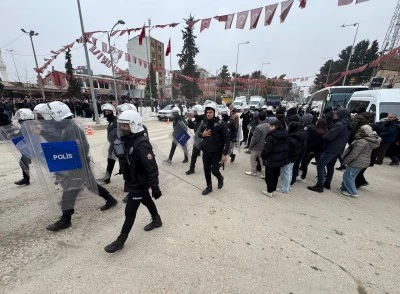 Şanlıurfa'da izinsiz g&ouml;steri yapan 7 kişi g&ouml;zaltına alındı