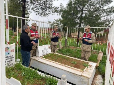 Şanlıurfa'da jandarma şehit kabirlerinin bakımını yaptı
