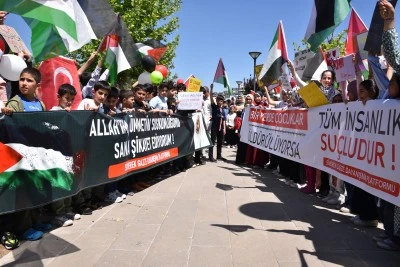 Şanlıurfa'da kadın ve &ccedil;ocuklar Gazze'ye destek i&ccedil;in oturma eylemi yaptı