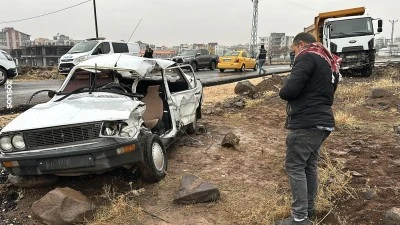 Şanlıurfa'da kamyon ile otomobilin &ccedil;arpıştığı kazada 1 kişi &ouml;ld&uuml;, 3 kişi yaralandı