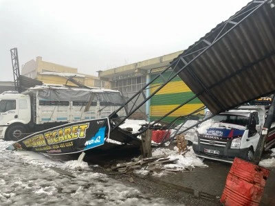 Şanlıurfa'da kar ve tipi nedeniyle 67 iş yerinin &ccedil;atısı &ccedil;&ouml;kt&uuml;