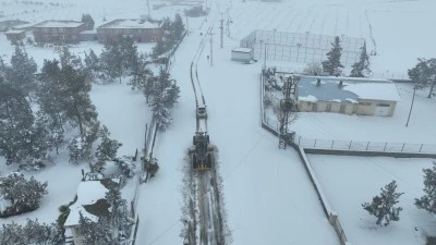 Şanlıurfa'da karla m&uuml;cadele &ccedil;alışmaları s&uuml;r&uuml;yor