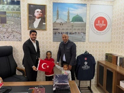 Şanlıurfa'da kız kardeşlerin bayrak sevgisi y&uuml;rekleri ısıttı
