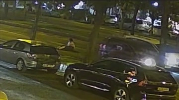 Şanlıurfa'da k&ouml;peğin saldırısından ka&ccedil;mak isteyen kadının trafikteki tehlikeli anları kamerada