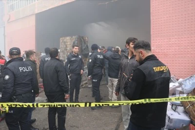 Şanlıurfa'da otomotiv deposunda &ccedil;ıkan yangın s&ouml;nd&uuml;r&uuml;ld&uuml;
