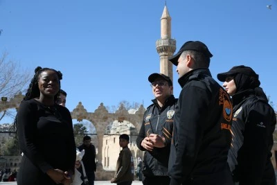 Şanlıurfa'da "turizm polisi" rehberlik hizmetiyle turistlere g&uuml;ven veriyor
