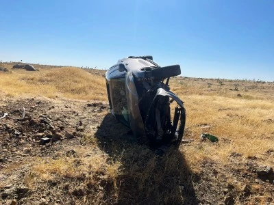 Şanlıurfa'da şarampole devrilen otomobildeki 1 kişi &ouml;ld&uuml;, 1 kişi yaralandı