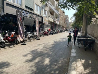 Şanlıurfa'da sıcak hava etkisini s&uuml;rd&uuml;r&uuml;yor
