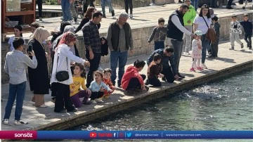 Şanlıurfa'da sıcak havayı fırsat bilenler Balıklıg&ouml;l'de vakit ge&ccedil;irdi