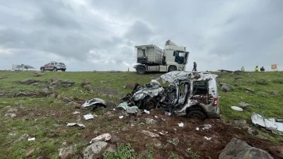 Şanlıurfa'da tır ile &ccedil;arpışan hafif ticari ara&ccedil;taki 2 kişi &ouml;ld&uuml;