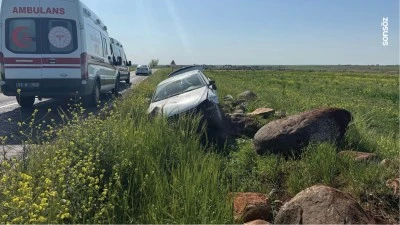 Şanlıurfa'da yol kenarındaki kayalara &ccedil;arpan otomobildeki 4 kişi yaralandı