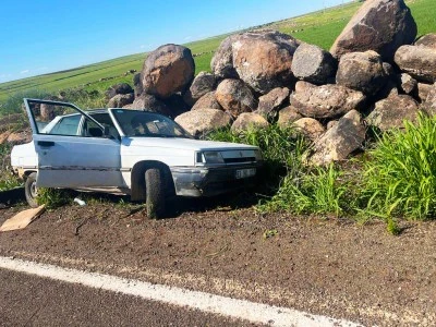 Şanlıurfa'da yol kenarındaki kayalara &ccedil;arpan otomobilin s&uuml;r&uuml;c&uuml;s&uuml; yaralandı