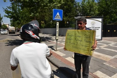 Şanlıurfa'da zabıta memuru 5 yıldır g&ouml;n&uuml;ll&uuml; olarak sınav g&uuml;nlerinde s&uuml;r&uuml;c&uuml;leri uyarıyor