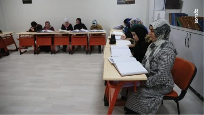 Şanlıurfalı g&ouml;rme engelli kadınlar, mukabele geleneğini Braille alfabesiyle s&uuml;rd&uuml;r&uuml;yor