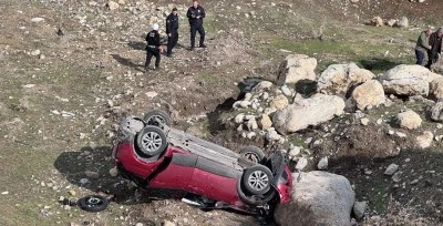 Şarampole devrilen aracın s&uuml;r&uuml;c&uuml;s&uuml; ağır yaralandı
