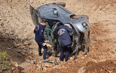 Şarampole devrilen hafif ticari ara&ccedil;taki 3 kişi yaralandı