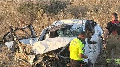 Şarampole devrilen otomobildeki 1 kişi &ouml;ld&uuml;, 2 kişi yaralandı